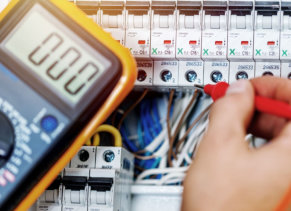 Inštalacije električnih napeljav in naprav, montaže strelovodnih napeljav in naprav, inštalacije šibkega toka, montaže avtomatskih dvoriščnih vrat in avtomatskih zapornic, inštalacije alarmnih naprav in video nadzorov, inštalacije računalniških mrež.